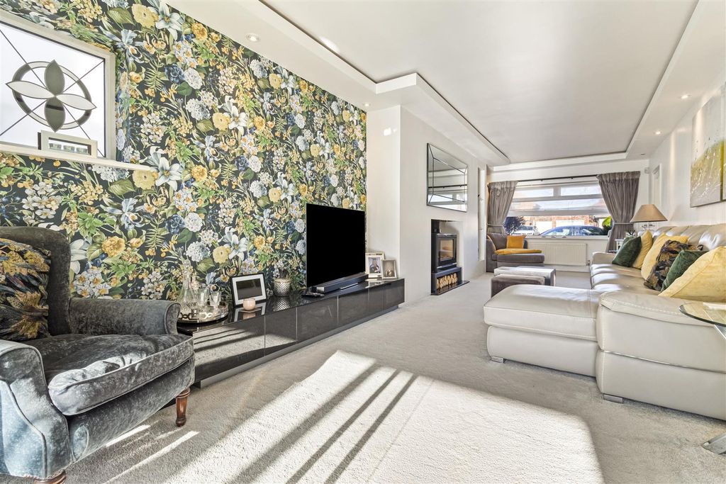 Property photo 3 of 39 33 Alinora Crescent-017.Jpg