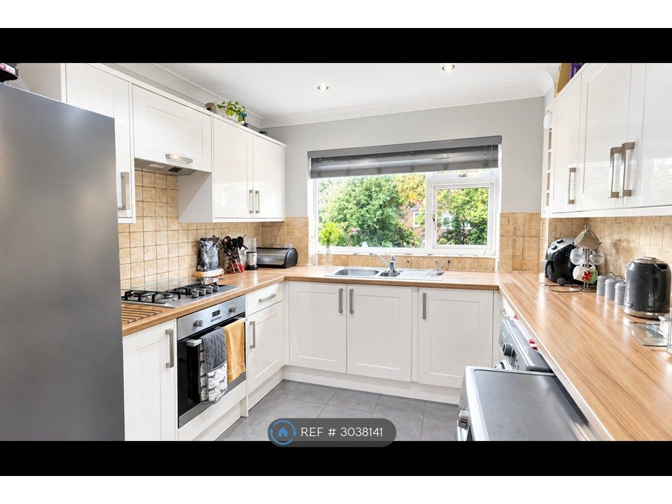 Property photo 3 of 8 Kitchen