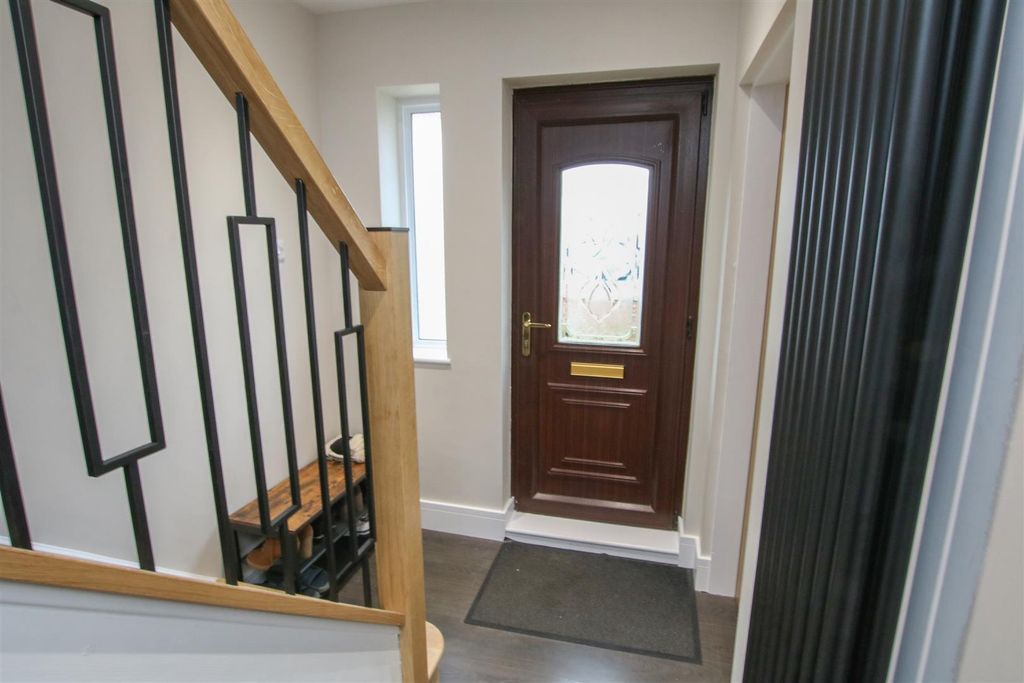 Property photo 3 of 26 Entrance Hall