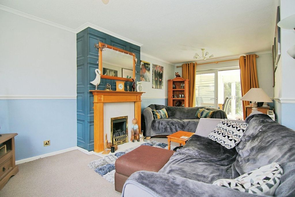 Property photo 3 of 19 Living Room
