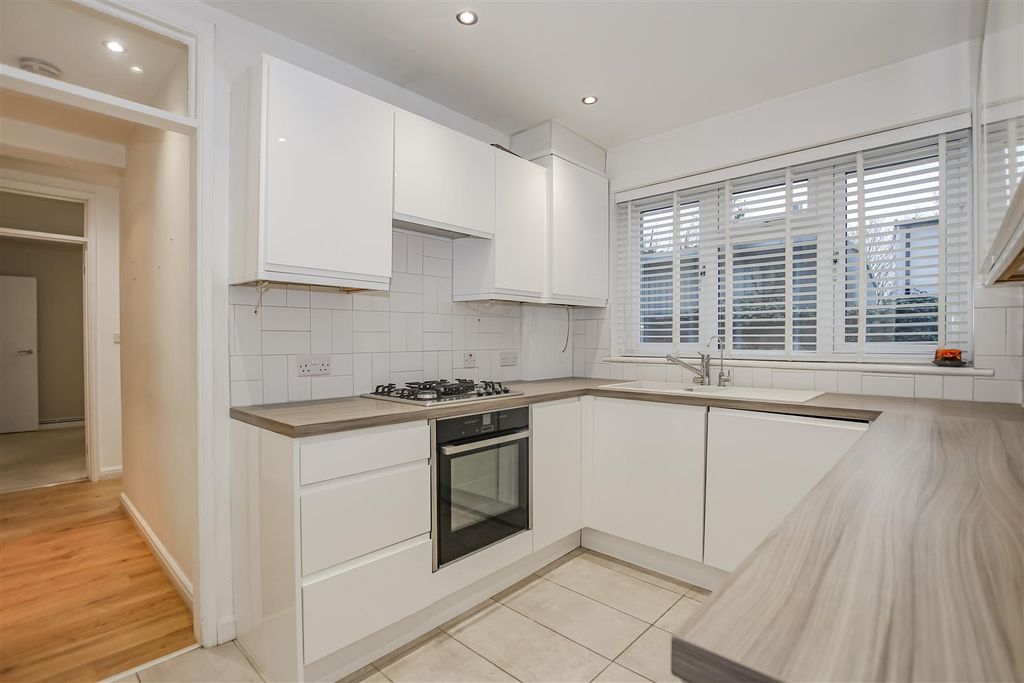 Property photo 2 of 11 Kitchen