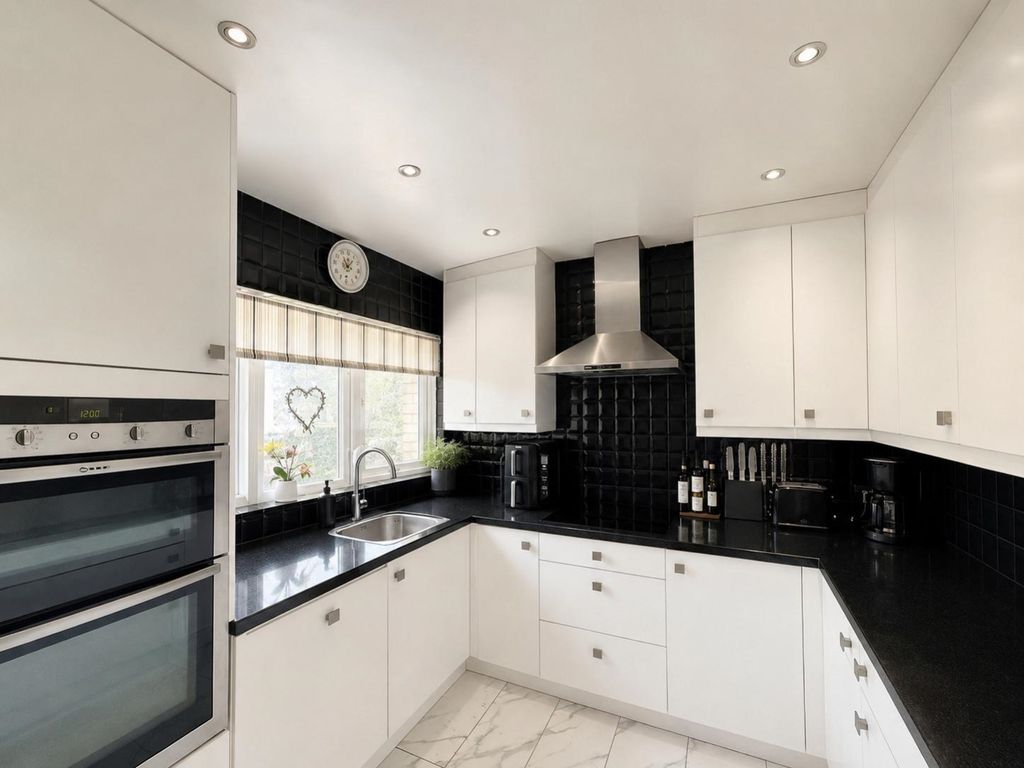 Property photo 3 of 7 Kitchen
