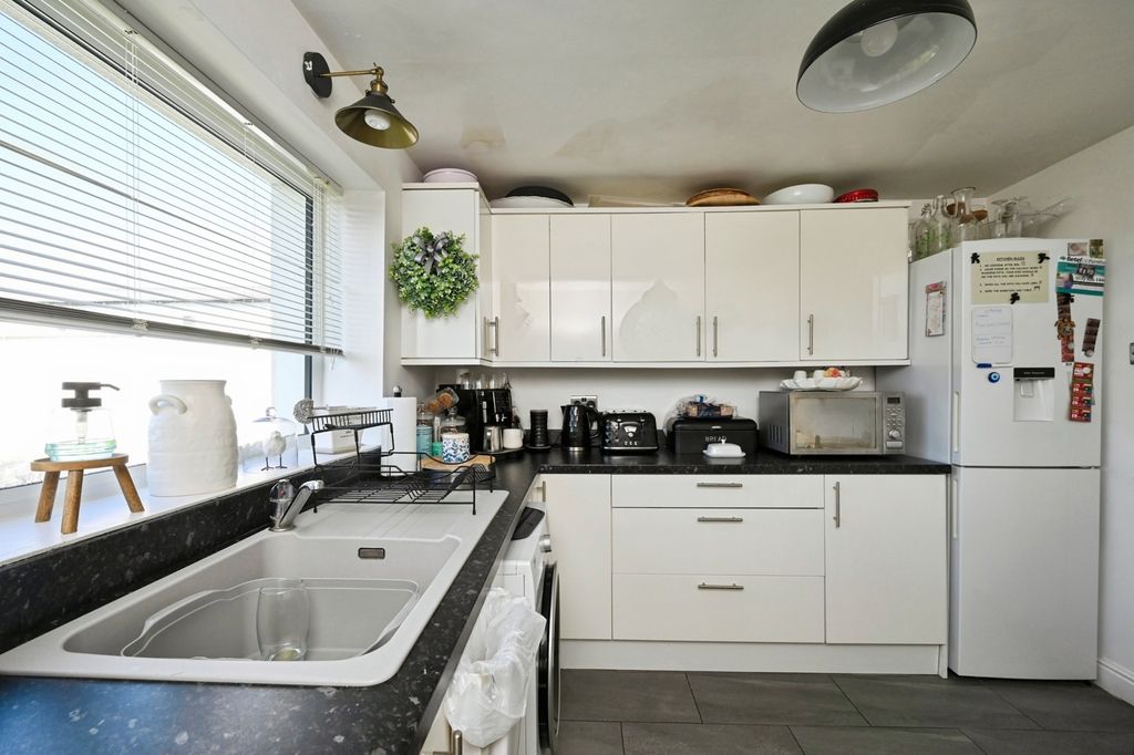 Property photo 3 of 18 Kitchen