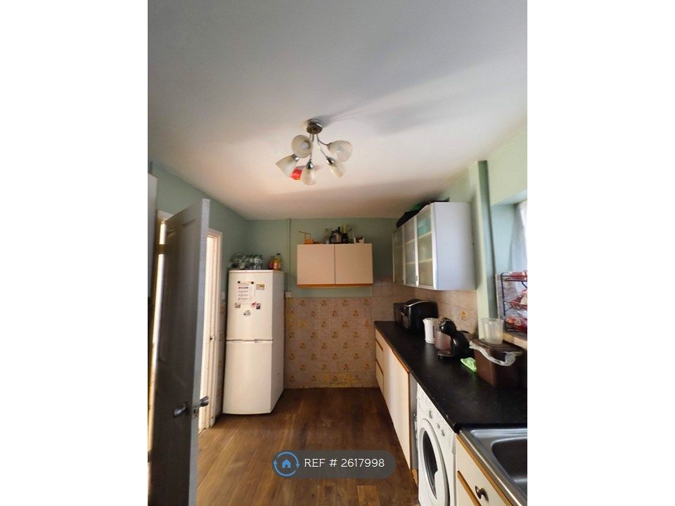 Property photo 3 of 10 Kitchen