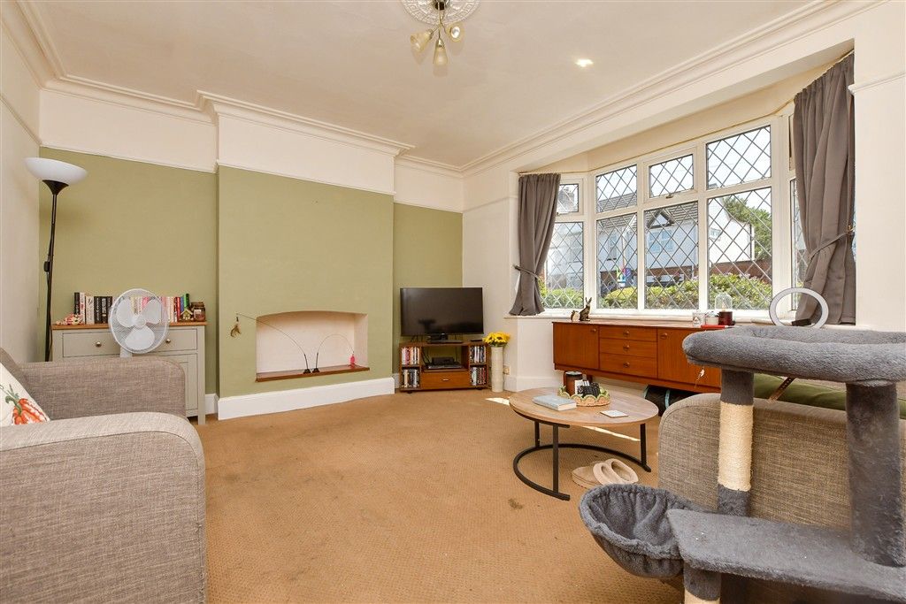 Property photo 3 of 16 Lounge