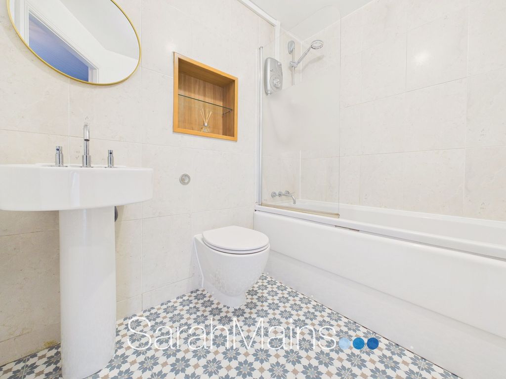 Property photo 3 of 11 Bathroom