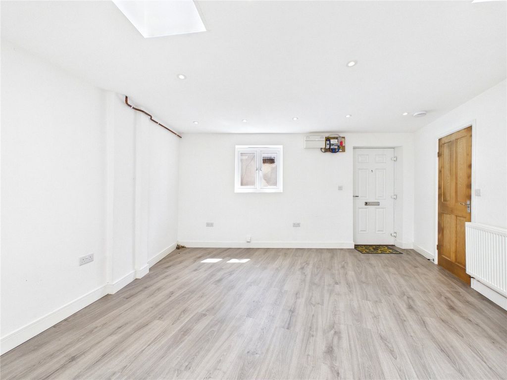 Property photo 2 of 8 Picture No. 06