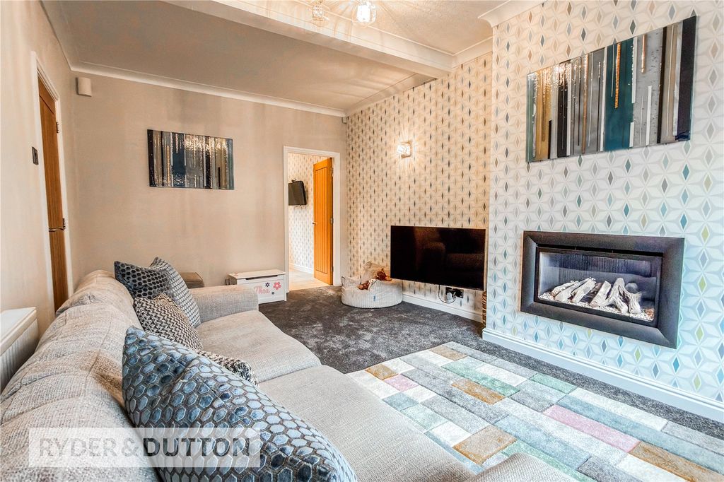 Property photo 3 of 19 Lounge