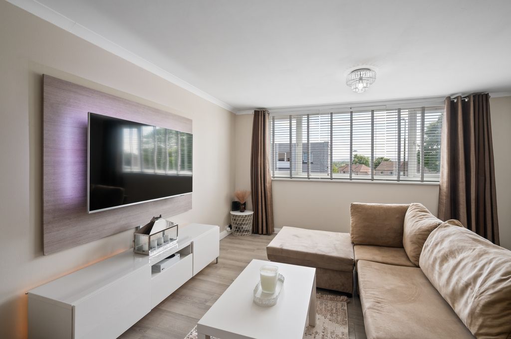 Property photo 2 of 15 8 Wyndford Place 11