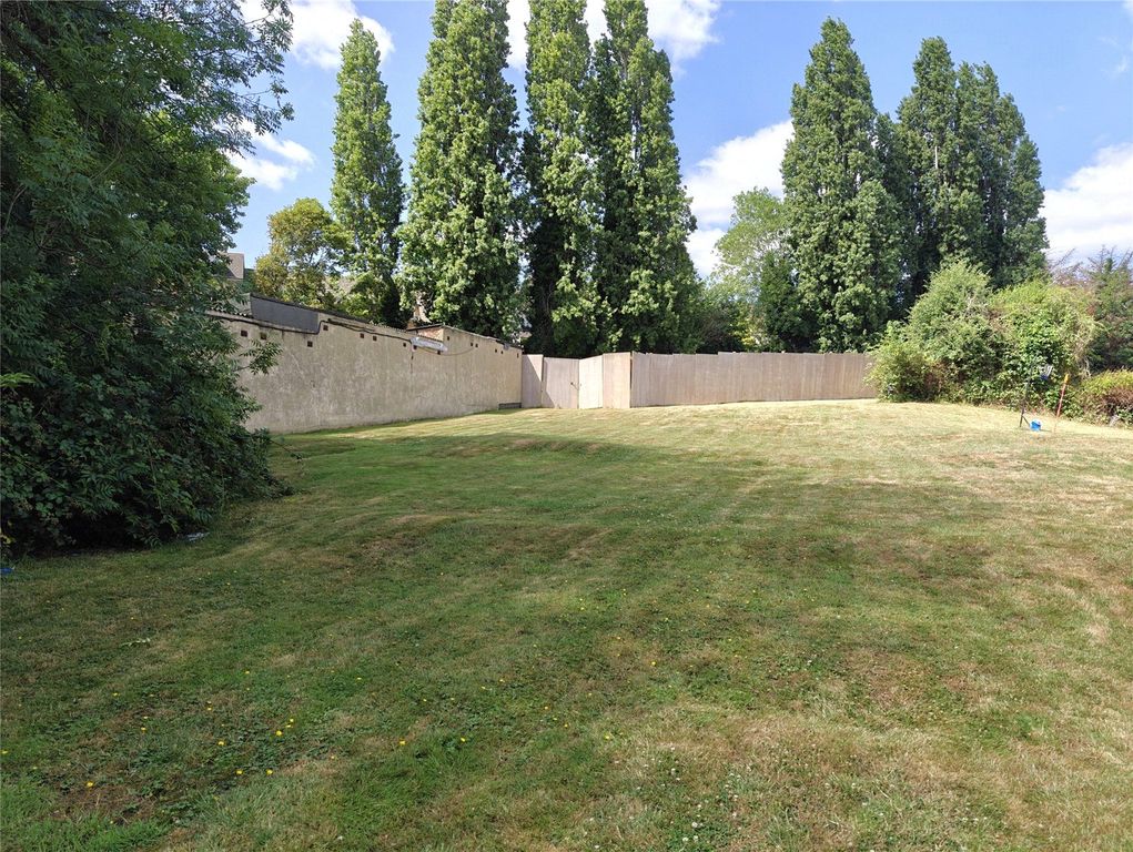 Property photo 2 of 11 Garden