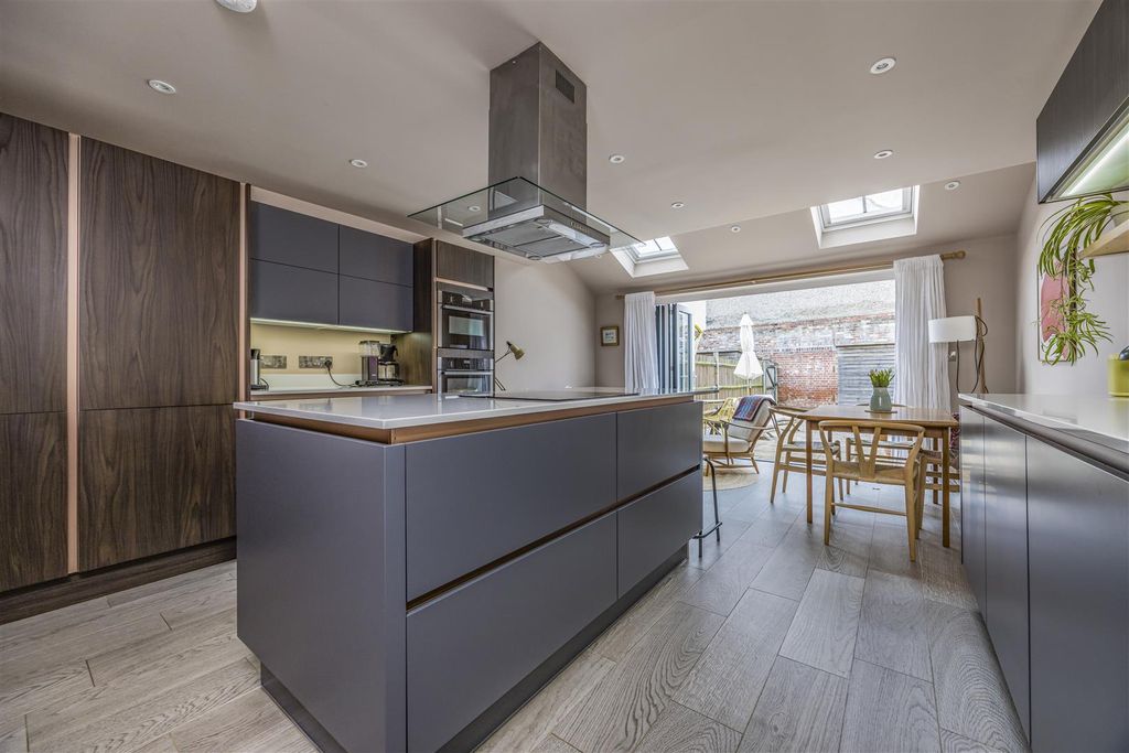 Property photo 2 of 31 2 Cambridge Mews, Serpentine Road, Southsea-Portic