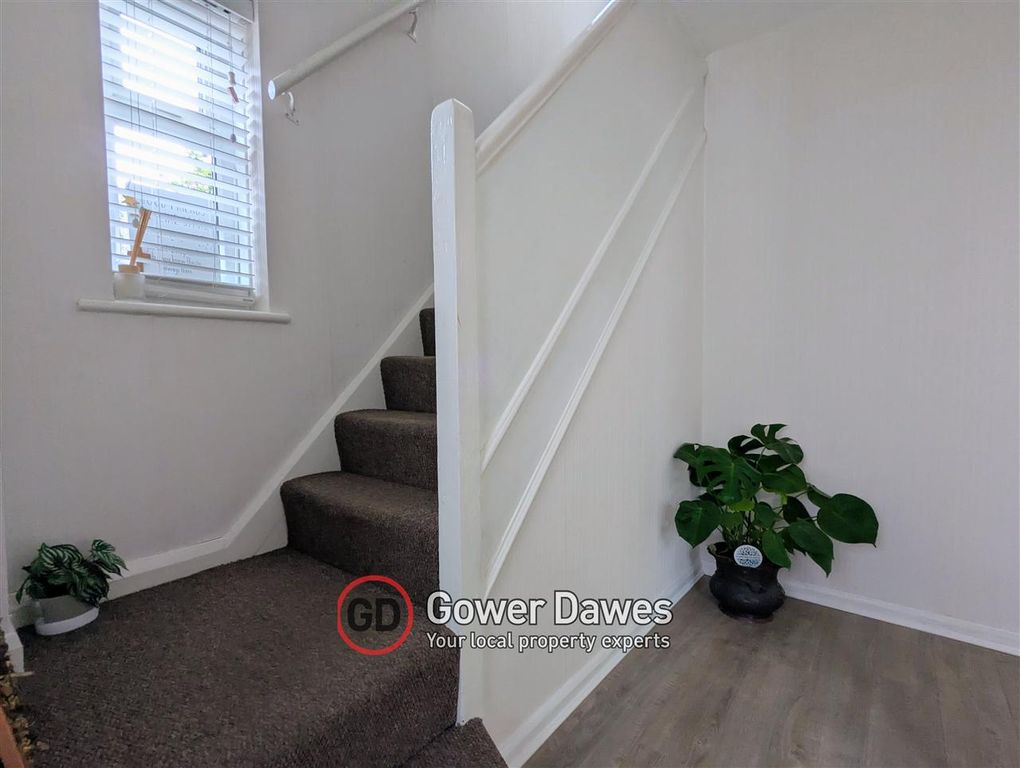 Property photo 2 of 16 Hallway