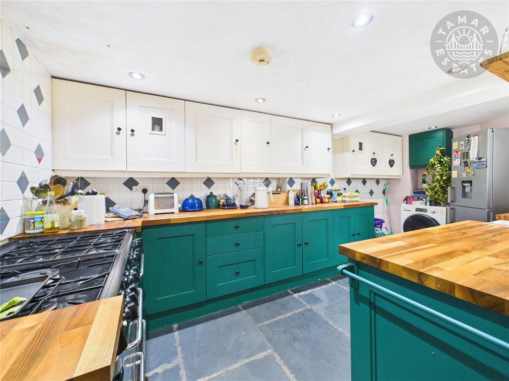 Property photo 3 of 15 Kitchen