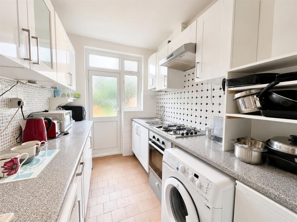 Property photo 3 of 10 Kitchen