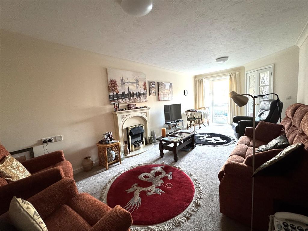 Property photo 3 of 10 Lounge