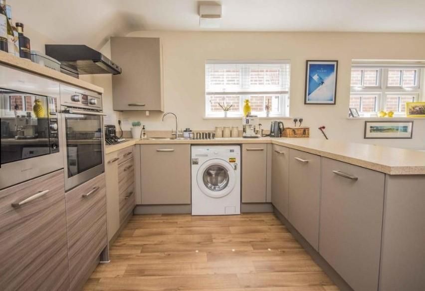 Property photo 3 of 8 Kitchen.Jpg