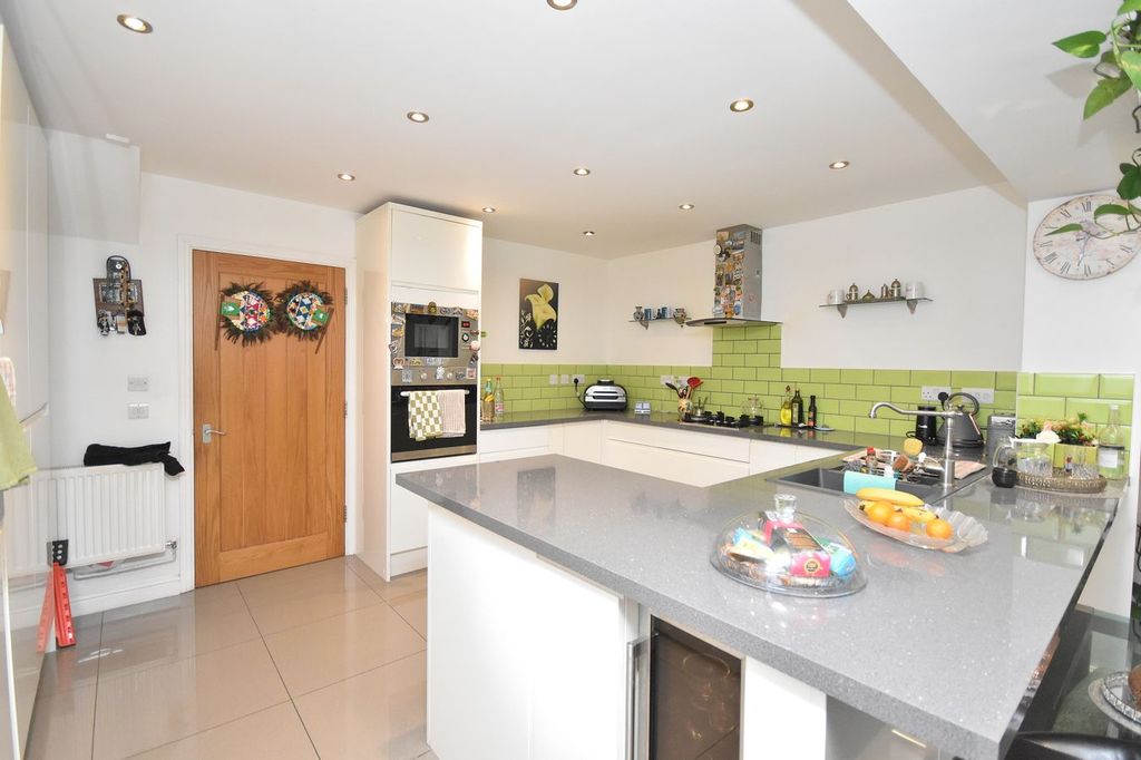 Property photo 2 of 27