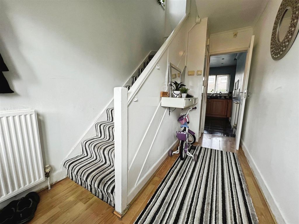 Property photo 2 of 16 Entrance Hall