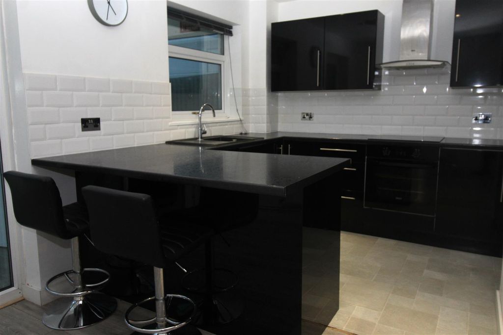 Property photo 3 of 10 Kitchen 3.Jpg