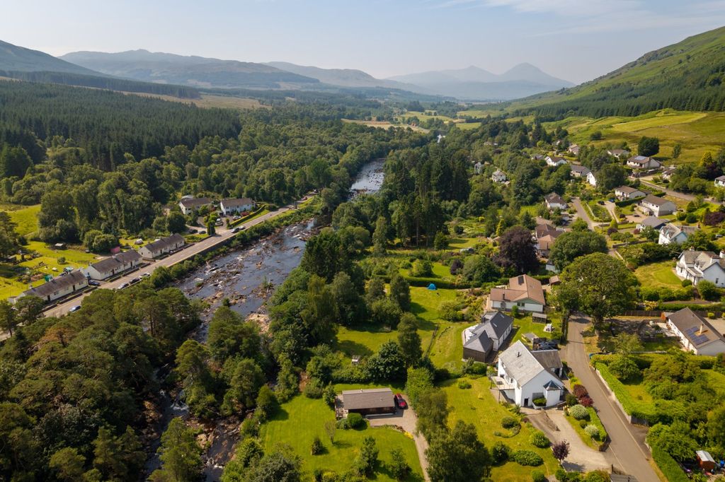 Property photo 3 of 32 Riverside Aerial
