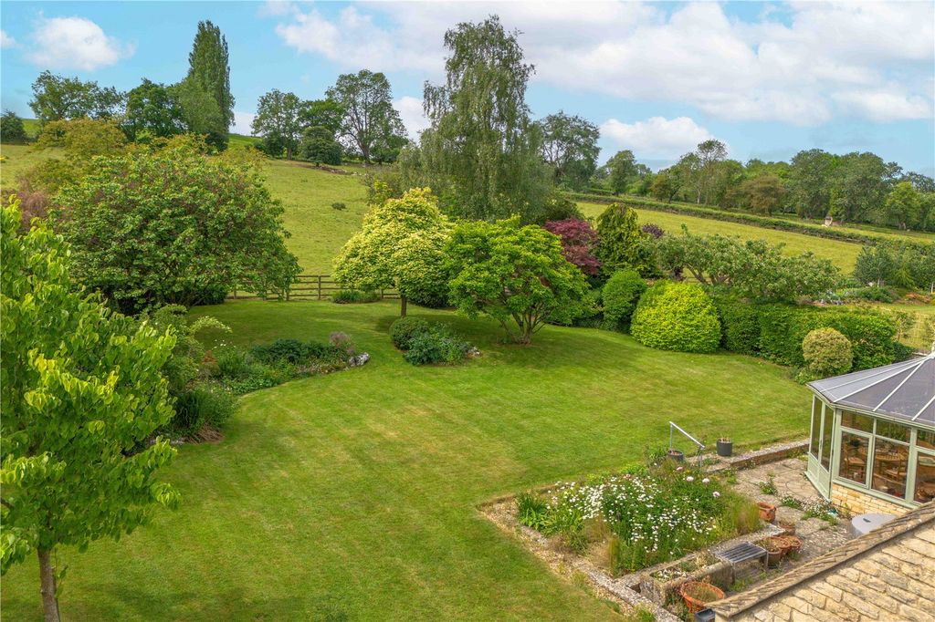 Property photo 3 of 12 Garden And Outlook