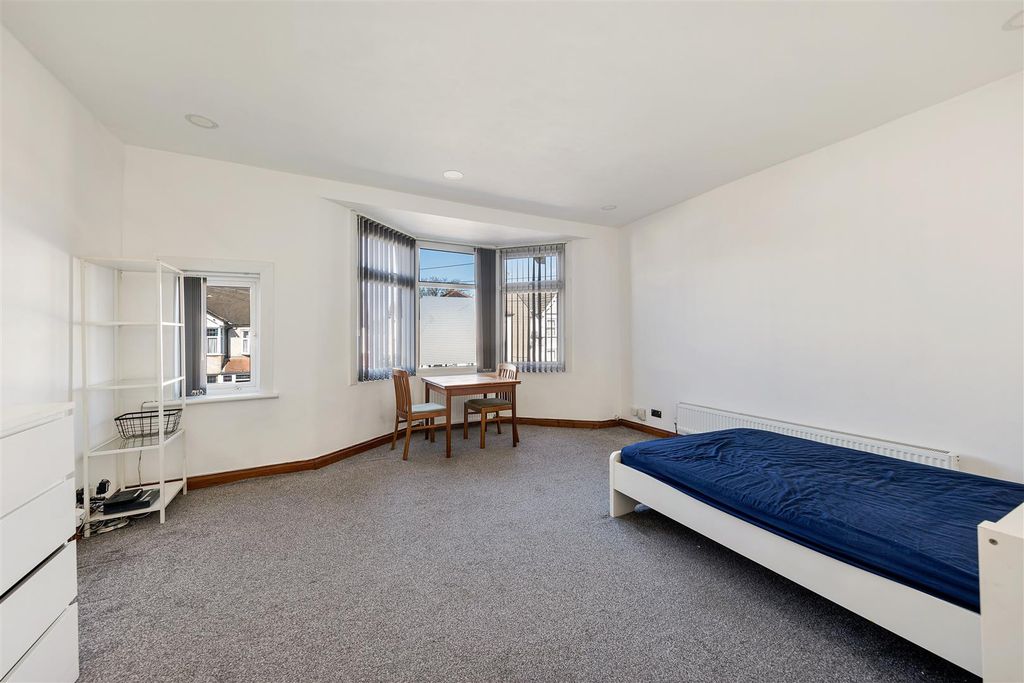 Property photo 3 of 13 Chingford Avenue, E4