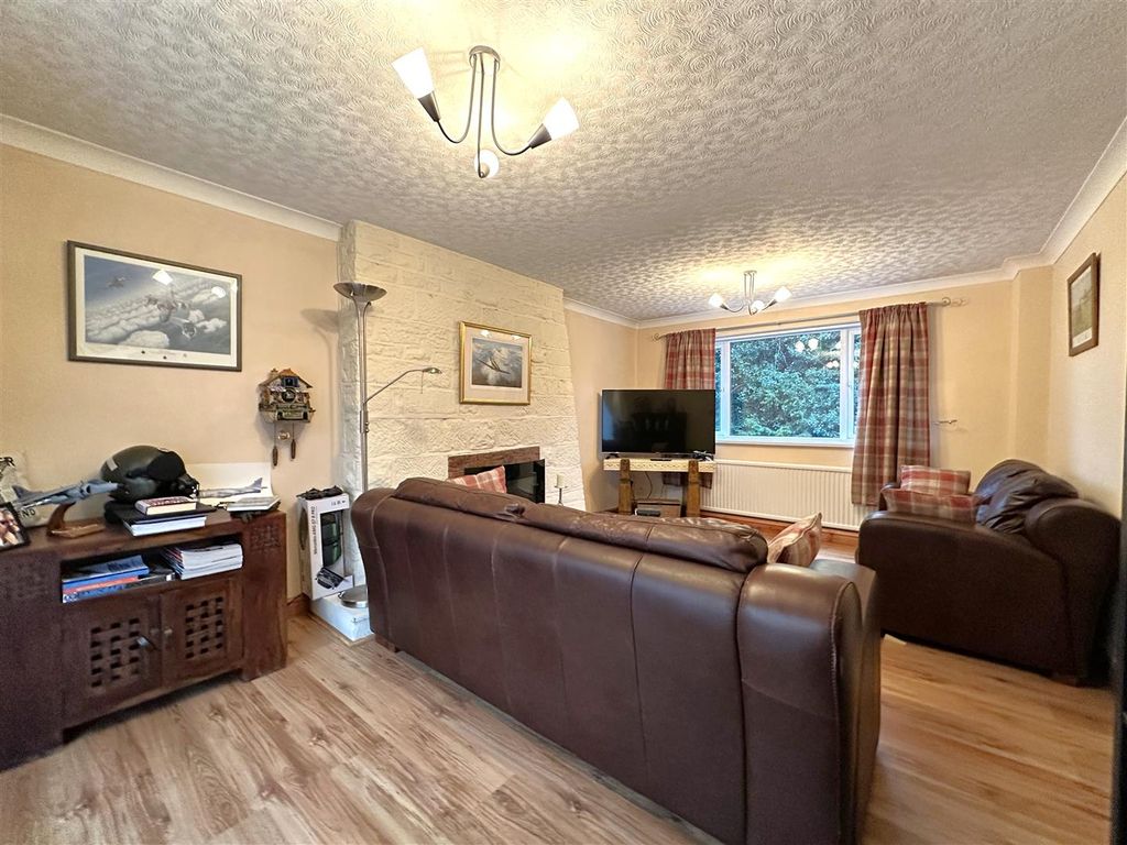 Property photo 2 of 22 Generous Lounge 436