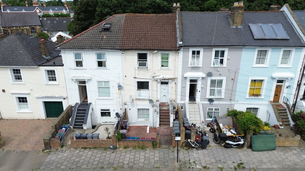 Property photo 1 of 2 A Charming Three-Bedroom First Floor Period Conversion Flat, Perfectly Arranged Over Three Floors And In Need Of Some Updating.