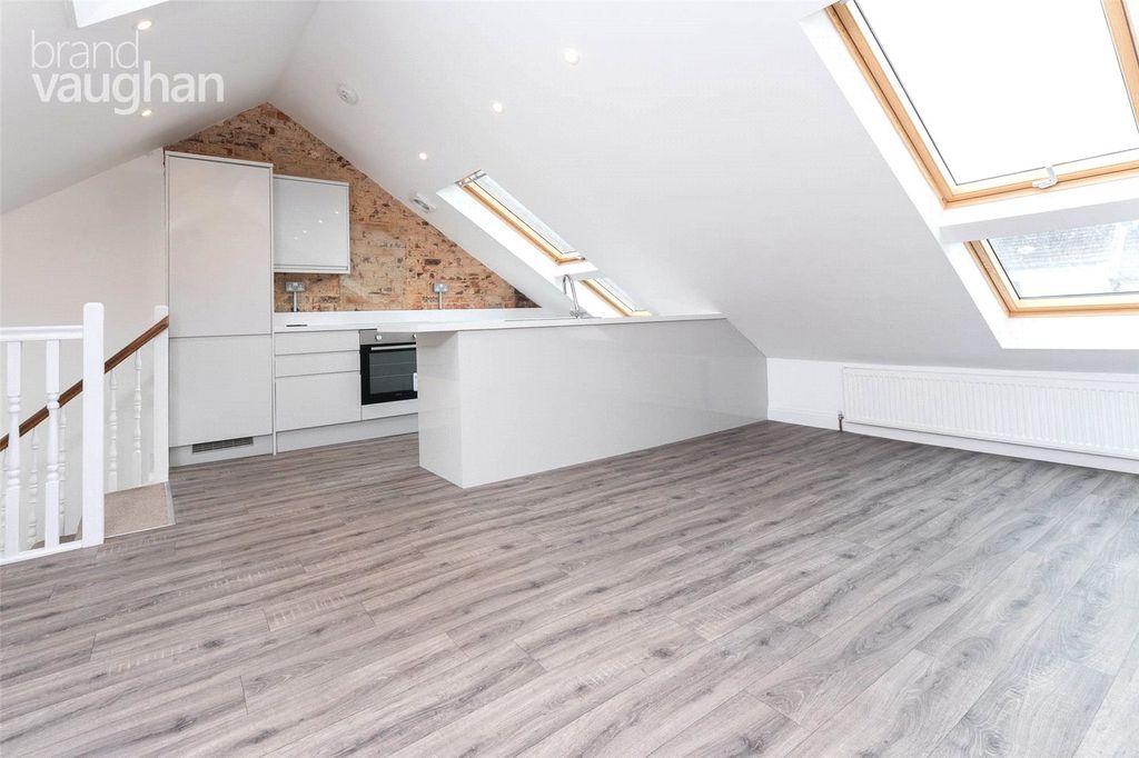 Property photo 2 of 14 Picture No. 12