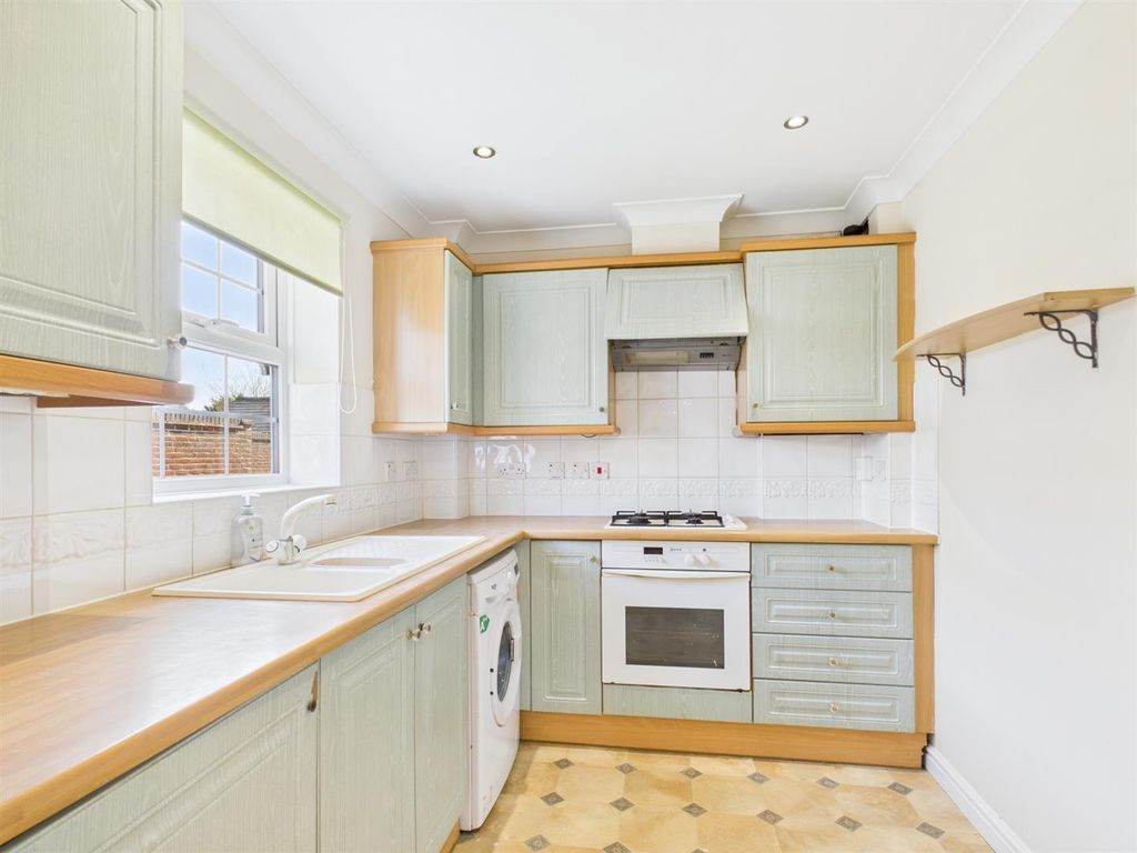 Property photo 3 of 11 Kitchen
