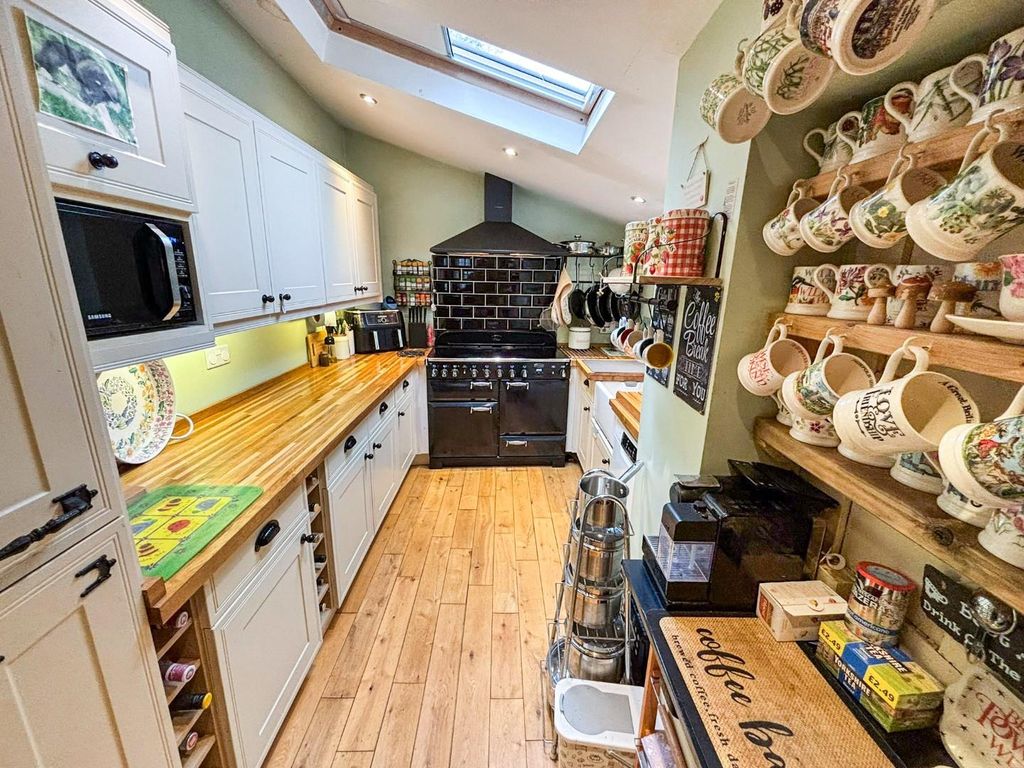 Property photo 3 of 28 Tlc_4759F7E1-0122-49Aa-B6d6-E4243E963399_97Be987.J