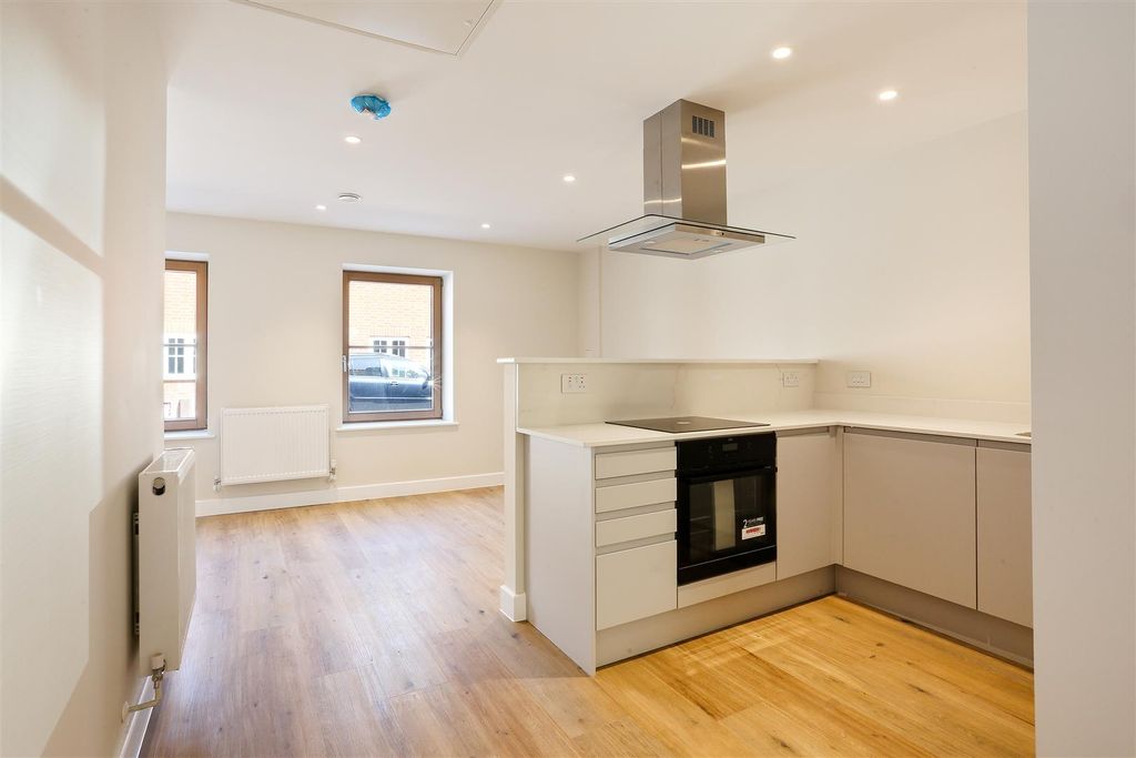 Property photo 2 of 10 1469541018 - 3 Bluebird House, High Steet, Kt1711.