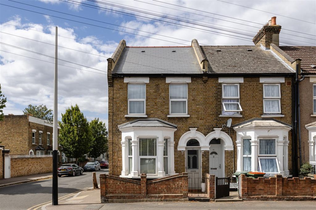 Property photo 1 of 24 Station Road, E7