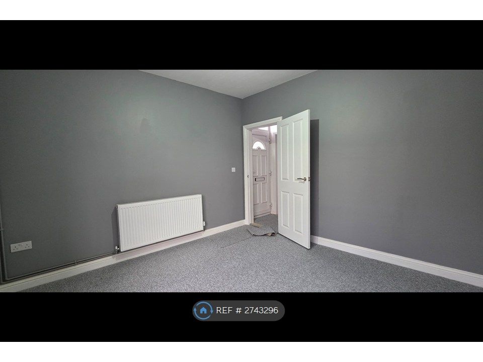 Property photo 2 of 31 Entrance & Living