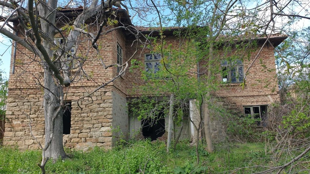 Property photo 3 of 40 Two-Storey Rural House With Brick Upper Floor And Stone Lower Floor, Surrounded By Trees