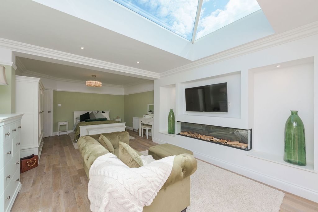 Property photo 2 of 32