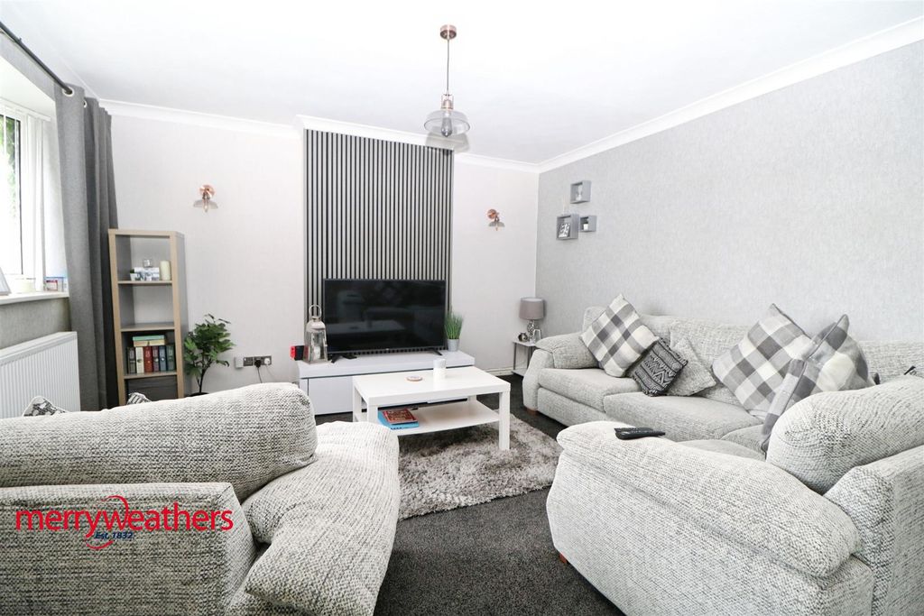 Property photo 2 of 16 Lounge