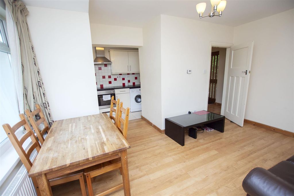 Property photo 2 of 9 Approach