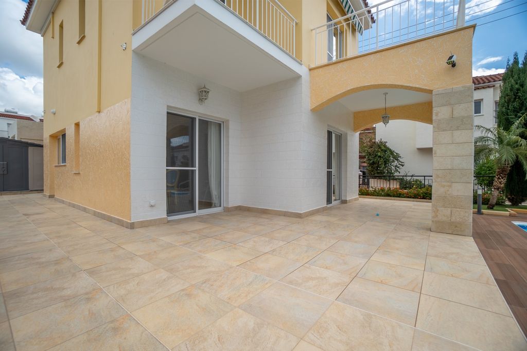 Property photo 2 of 32