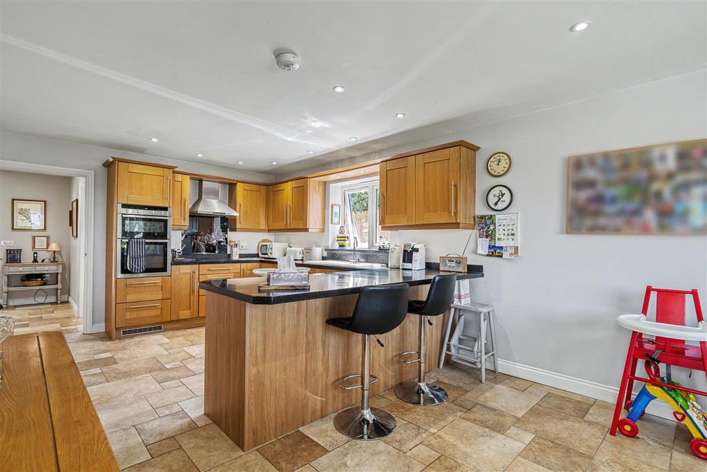 Property photo 3 of 10 Kitchen Diner