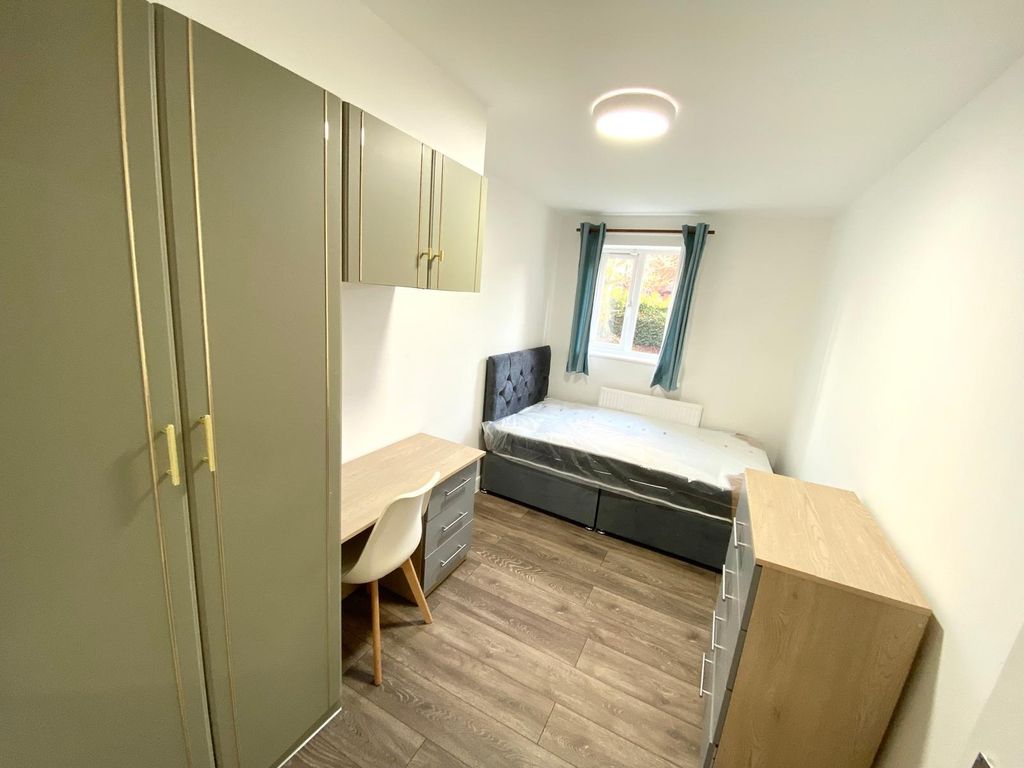 Property photo 3 of 8 Bright, Freshly Furnished Single Bedroom With A Co...