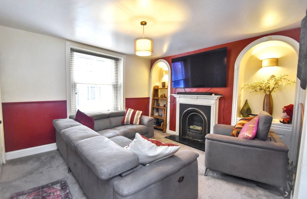 Property photo 3 of 22 Lounge