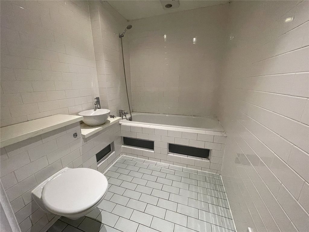 Property photo 3 of 9 Bathroom