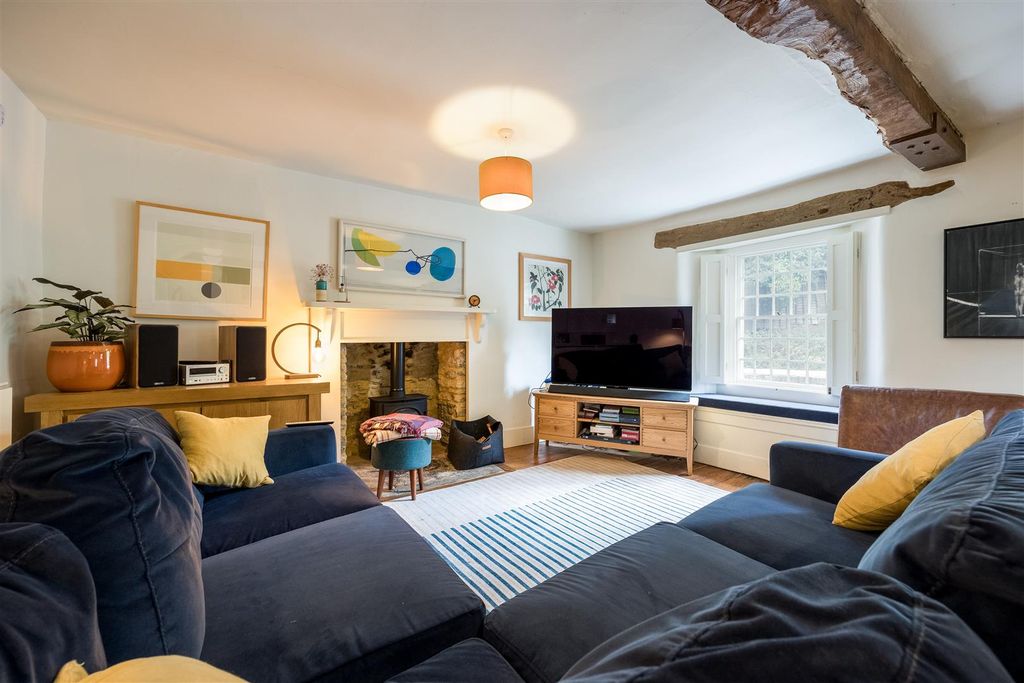 Property photo 3 of 17 Complete With Window Seat