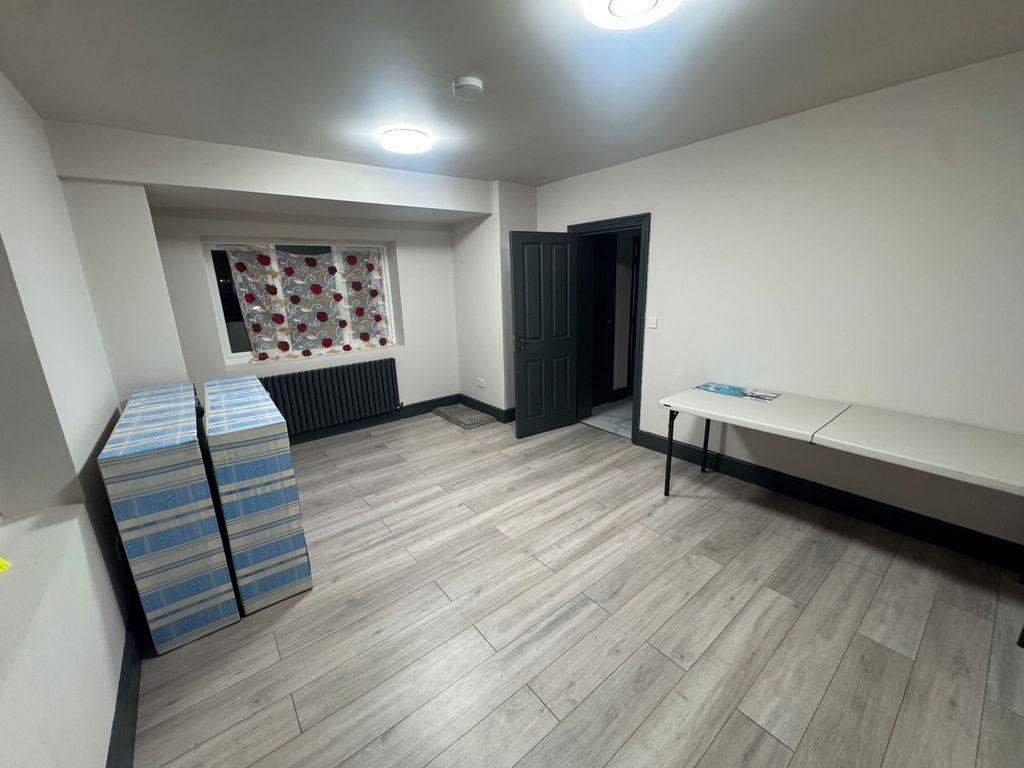 Property photo 1 of 4 Studio To Rent - Tw7