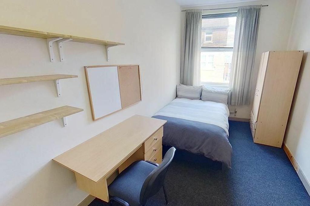 Property photo 3 of 6 This Inviting Double Bedroom Features Ample Natura...