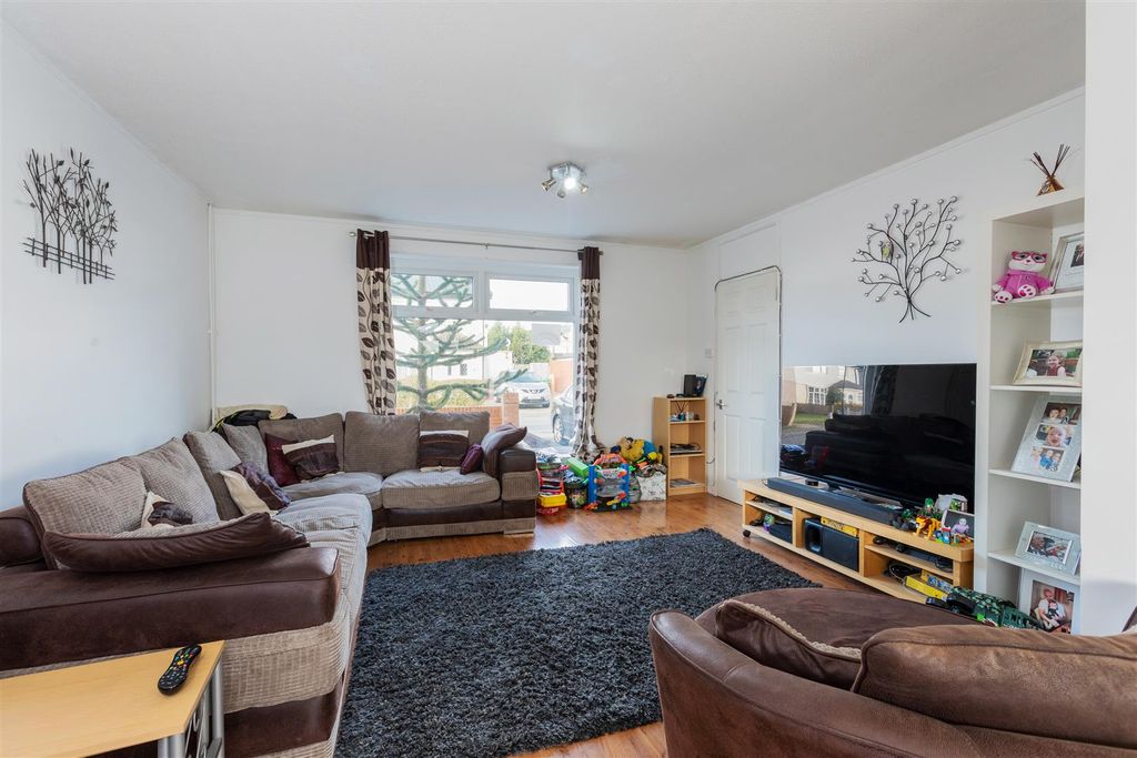 Property photo 3 of 15 5 Ward Gardens-04.Jpg