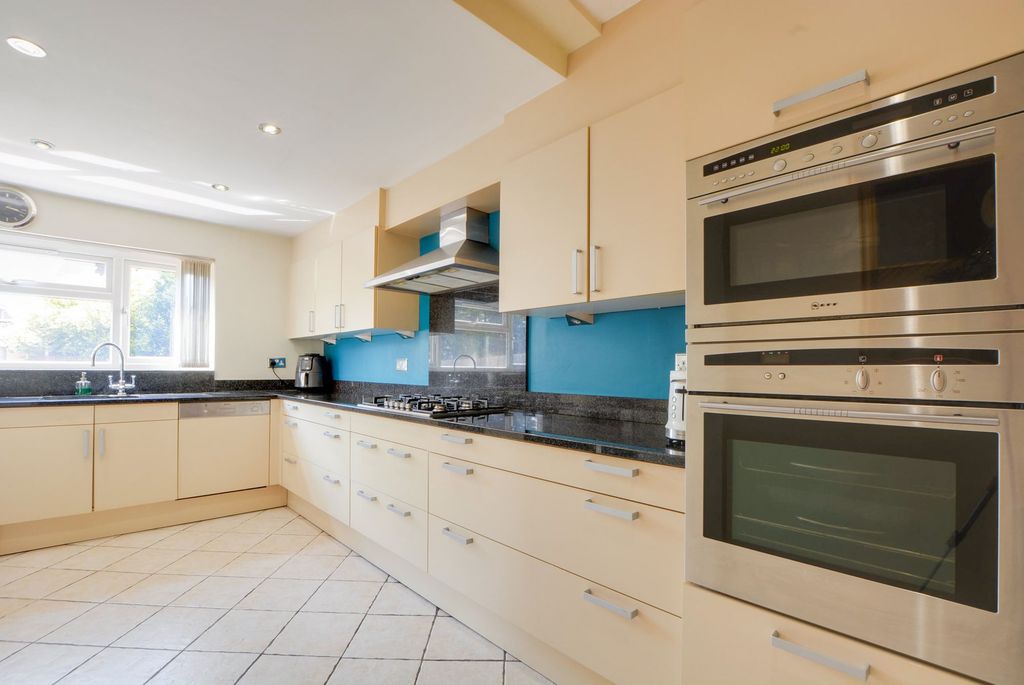 Property photo 2 of 27
