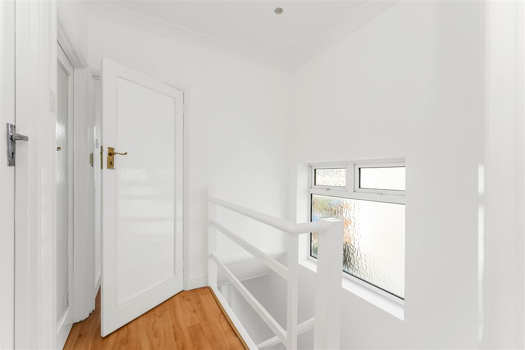 Property photo 3 of 20 46 Deynecourt Gardens-3.Jpg