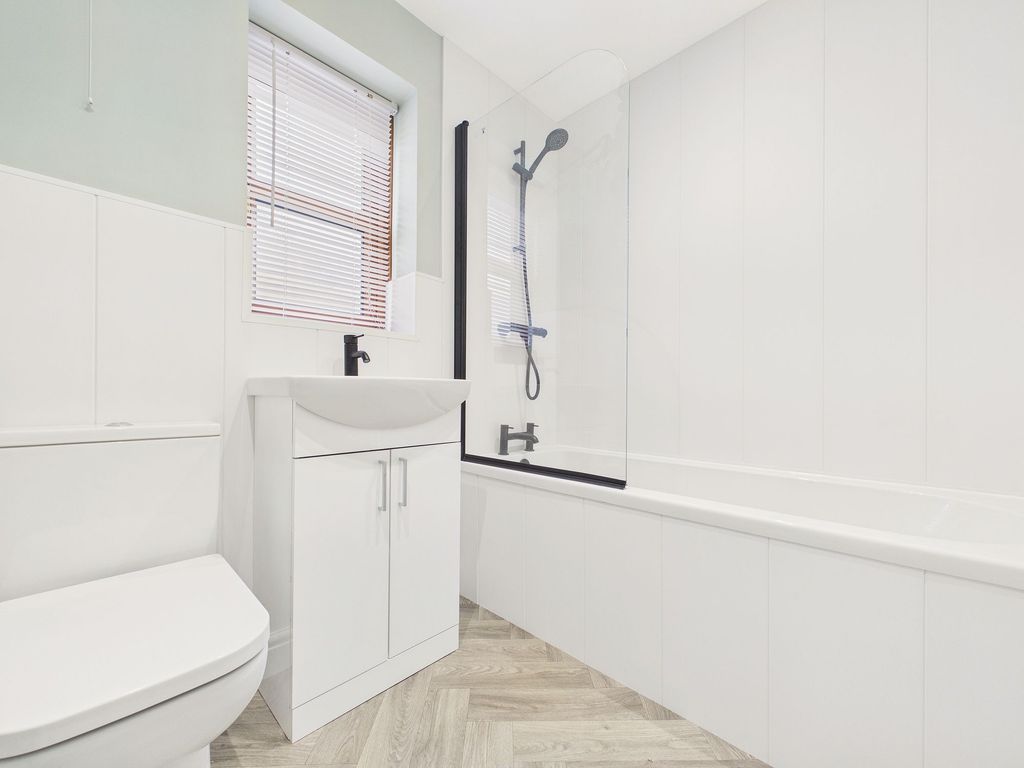 Property photo 3 of 8 Bathroom